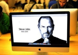 Cărţile despre Steve Jobs, comandate în avans de mii de persoane