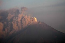 Erupţia vulcanilor Kizimen şi Şiveluci din Kamceatka: cod portocaliu pentru aviaţie