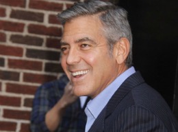 Lui George Clooney îi arde de glume cu Brad Pitt