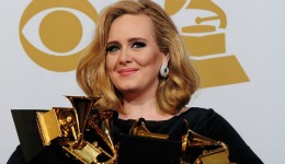 Adele, votată cântăreaţa anului de comunitatea gay