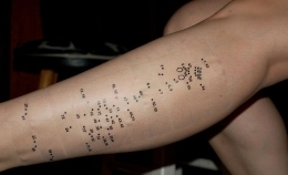 E cel mai original tatuaj din 2012. Uneşte punctele şi vei fi uimit de rezultat