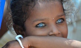 Cea mai rară combinaţie: negri cu ochi albaştri! Vezi ce fascinanţi sunt copiii cu aceste trăsături!