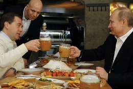 Vladimir Putin şi Dmitri Medvedev au băut bere la halbă într-un pub, după manifestaţia de 1 Mai