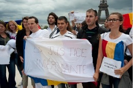 În jur de 70 de români din regiunea pariziană au protestat împotriva gravelor atacuri asupra Justiției