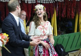 Prinţul William şi Kate, dans tribal alături de nativii din Tuvalu. Cum a ţinut ritmul Ducesa de Cambridge acoperită de ghirlande – FOTO şi VIDEO