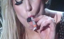 Lady Gaga a fumat marijuana pe scenă, în faţa a zeci de mii de fani – VIDEO