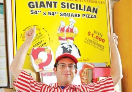 Cea mai ciudată obsesie: şi-a comandat pizza din 45 de ţări // FOTO