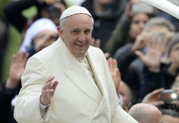 Cum arată o zi din viaţa Papei Francisc: “Muncesc, mă odihnesc, vorbesc cu oamenii” – VIDEO