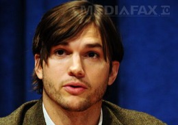Ashton Kutcher, acuzat că a înşelat-o pe Mila Kunis în primele luni de relaţie