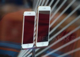 Producătorii de blugi croiesc buzunare mai mari în care să încapă noile iPhone 6