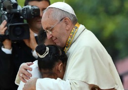 Emoționant! O fetiță din Filipine l-a făcut pe papa Francisc să plângă!