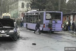 Kievul îi acuză pe separatiști că sunt la originea bombardamentului care a ucis 13 civili la Donețk