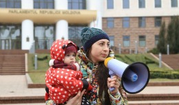 Protestul tinerelor mame: „Vrem copii fericiţi!”
