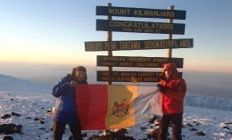 Ion Sturza a arborat tricolorul pe Kilimanjaro! FOTO