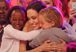 Blestemul din familia Angelinei Jolie care a făcut-o să-și extirpeze sânii și ovarele