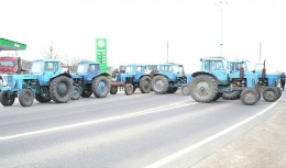 Fermierii, la proteste: Mai multe trasee naţionale, blocate preţ de un sfert de oră