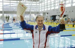 O japoneză în vârstă de 100 de ani doboară un record mondial la natație