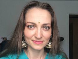 Indienii DANSEAZĂ SÂRBA, învăţaţi de o actriţă basarabeancă! VIDEO