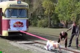 O rusoaică are o forță incredibilă! A mutat tramvaiul din loc // VIDEO