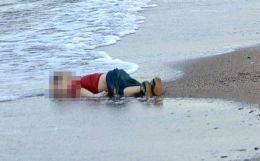 Publicația Charlie Hebdo, acidă cu poza în care apare copilul kurd mort pe o plajă din Turcia