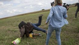 Jurnalista care a lovit imigranţi cu piciorul vorbeste despre gestul ei. Ce explicaţii a dat