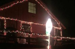 Au chemat poliţia când au văzut cum şi-a decorat casa de Crăciun