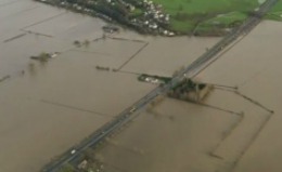 Inundaţii istorice în Marea Britanie după furtuna Desmond: 60.000 de locuinţe fără electricitate, mii de oameni sinistrați
