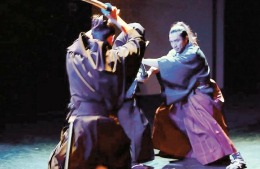 Actor tăiat la repetiţii cu sabia de samurai!