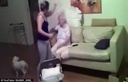 Femeie de 94 de ani, bătută de îngrijitoare! Imagini tulburătoare