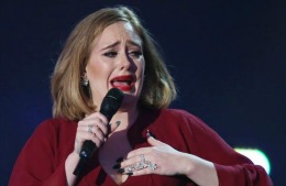 Adele a plâns în hohote la Brit Awards! Publicul a fost emoţionat