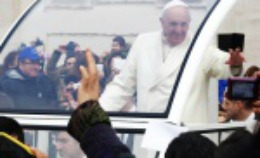 Papa Francisc, bruscat într-o mulțime din Mexic. Cum a reacționat Suveranul // VIDEO