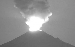 Alertă în Mexic. Vulcanul Popocatepetl erupe, iar lava se întinde pe 2 kilometri // VIDEO
