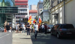 După trei zile de protest în faţa sediului Jurnal TV, simpatizanţii lui Shor au devenit agresivi; Manifestanţii au bruscat şi ameninţat reporterii