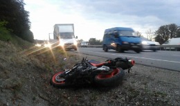 Impact mortal: Două persoane au decedat după ce au intrat cu motocicleta într-un parapet
