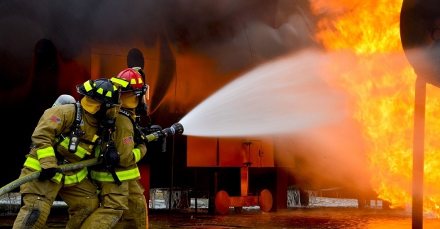 Opt pompieri au murit în timp ce stingeau un incendiu la un depozit din Moscova