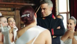 Robbie Williams i-a înfuriat pe ruși. Cântărețul a fost acuzat de rasism din cauza noului single // VIDEO