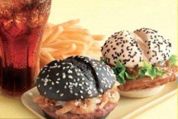 YIN şi YANG la MC DONALD’S. Celebrul FAST FOOD lansează hamburgeri în alb şi negru, în China